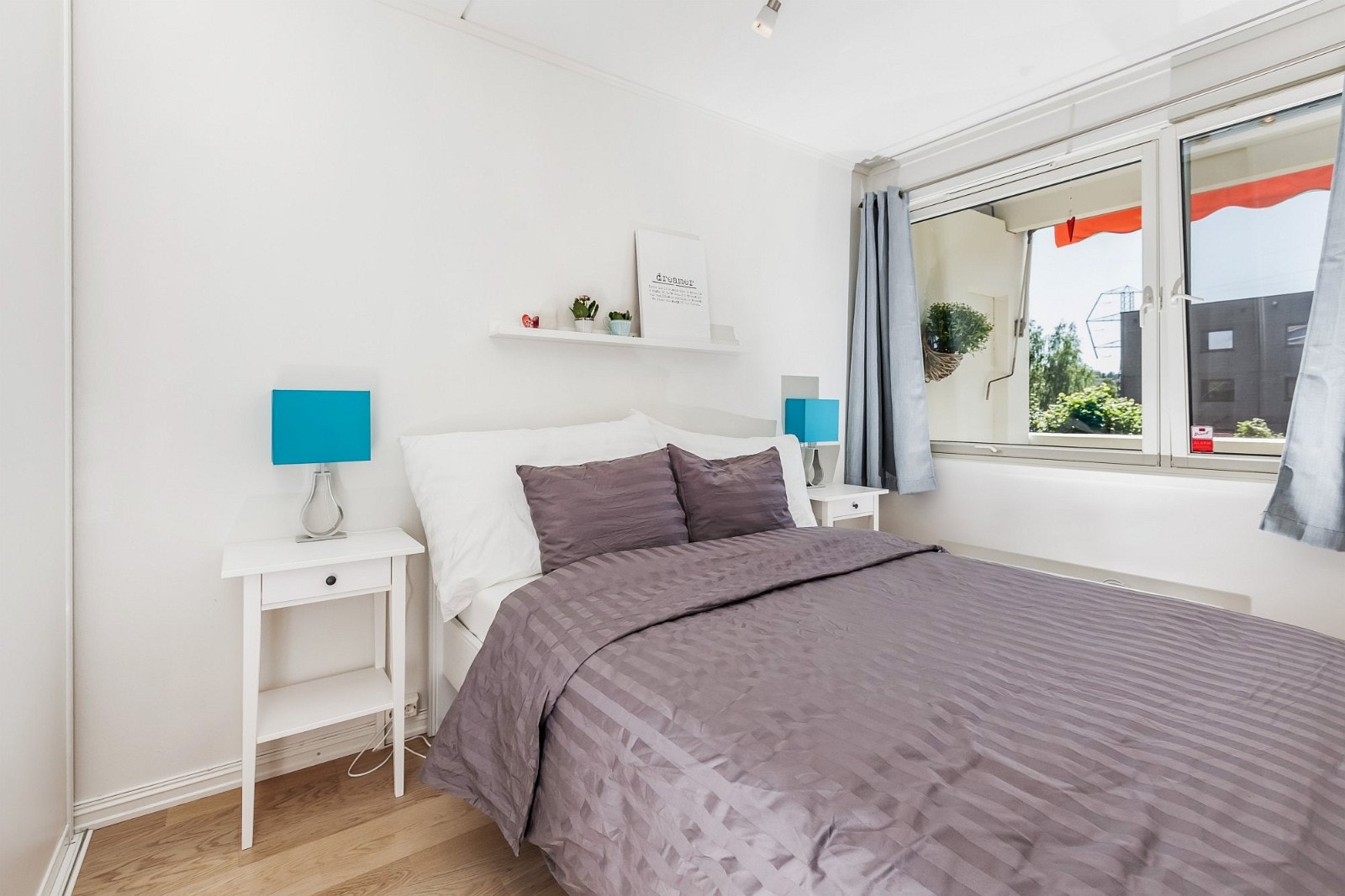 Soverom med skyvedørsgarderobe Galleribilde