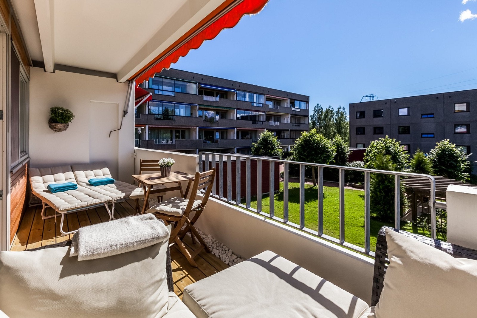 Nyoppusset romslig balkong Galleribilde