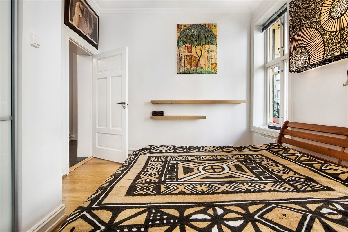 Soverommet vender ut mot balkongen og den rolige bakgården. Galleribilde