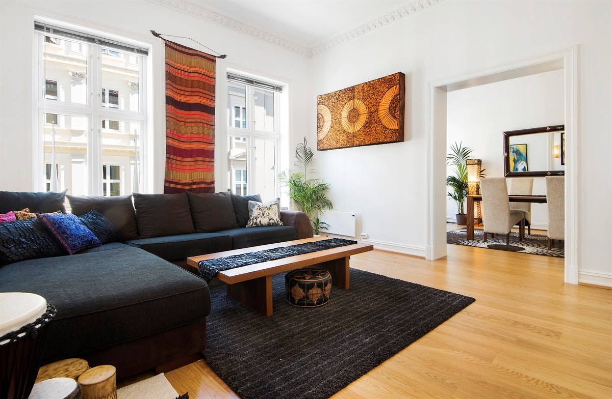 Fra spisetuen kommer du inn i en stor stue holdt i samme stil som spisestuen. Galleribilde