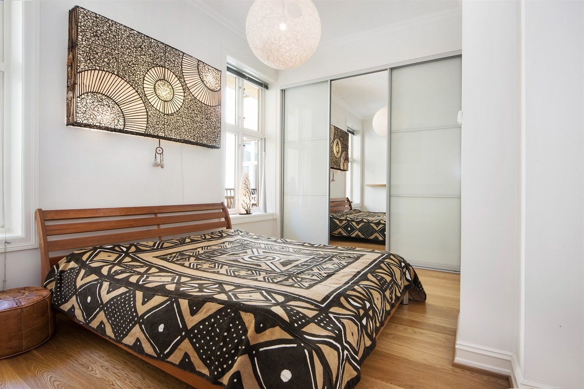 Hovedsoverommet er stort med god takhøyde og plassbygde skyvedørsgarderober. Galleribilde