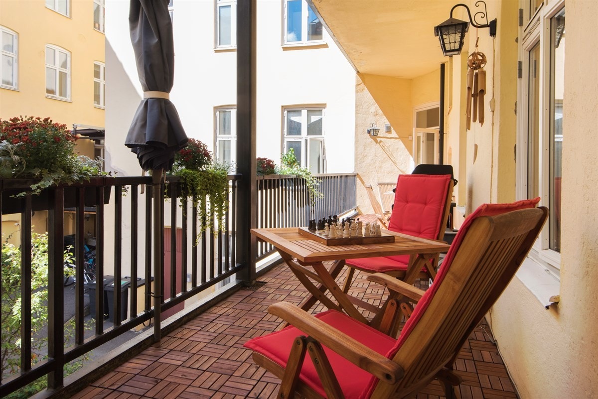 På balkongen har du god plass til både bord, stoler og grill. Galleribilde