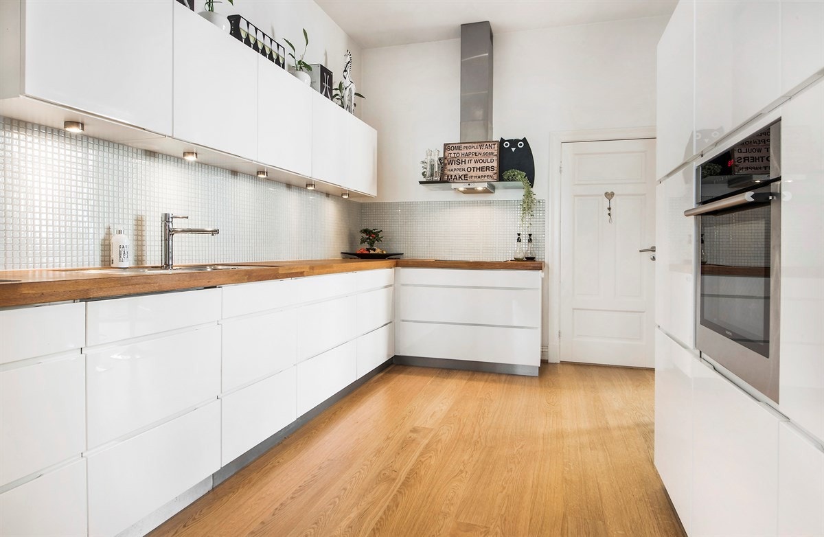 Leiligheten har et lekkert, nyere designkjøkken fra 2007, med god benke- og lagringsplass Galleribilde