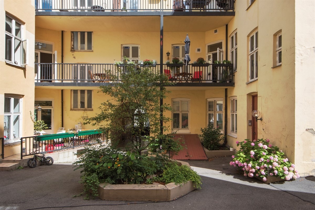 Meget pent opparbeidet bakgård. Leilighetens balkong er i 2 etg. på høyre side. Galleribilde