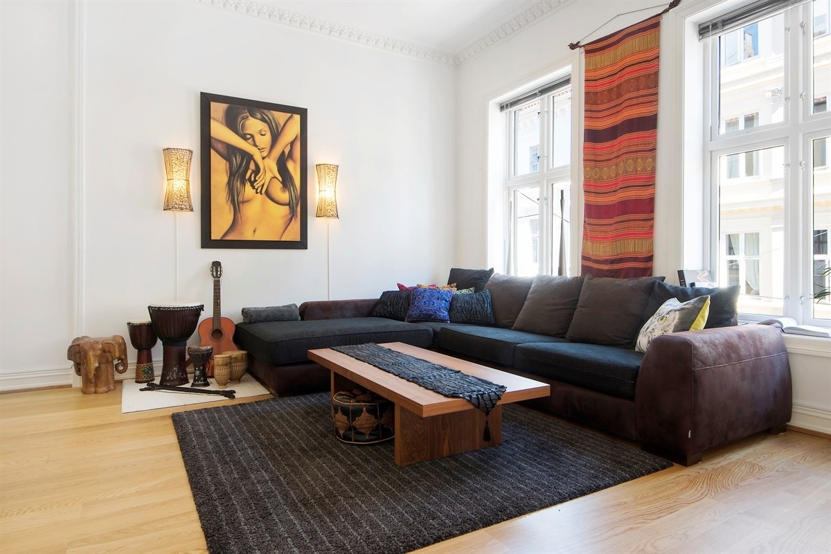 Store klassiske vinduer gir mye naturlig lys og energi. Galleribilde