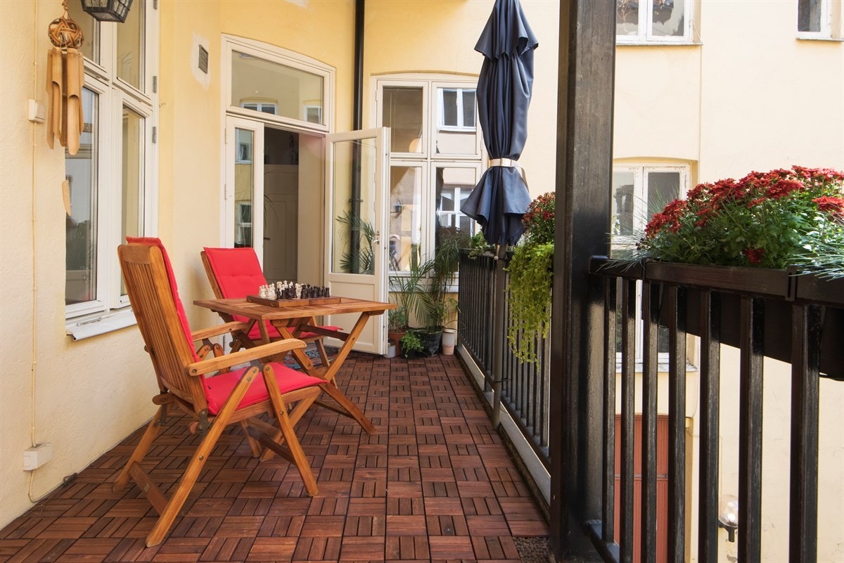 Stor balkong med sol fra ca. kl. 1200 til 1800. Galleribilde