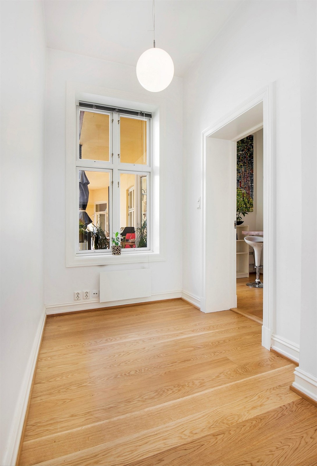 Soverom 2 har også integrert garderobeløsning og vindu mot bakgården. Galleribilde