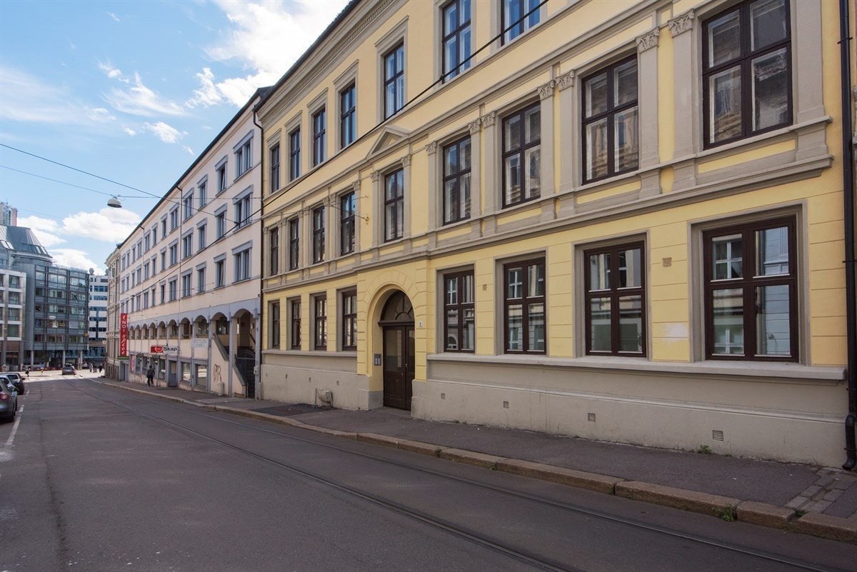 Fasade mot gaten har blitt renovert de senere årene og taket ble lagt om i 2015. Galleribilde