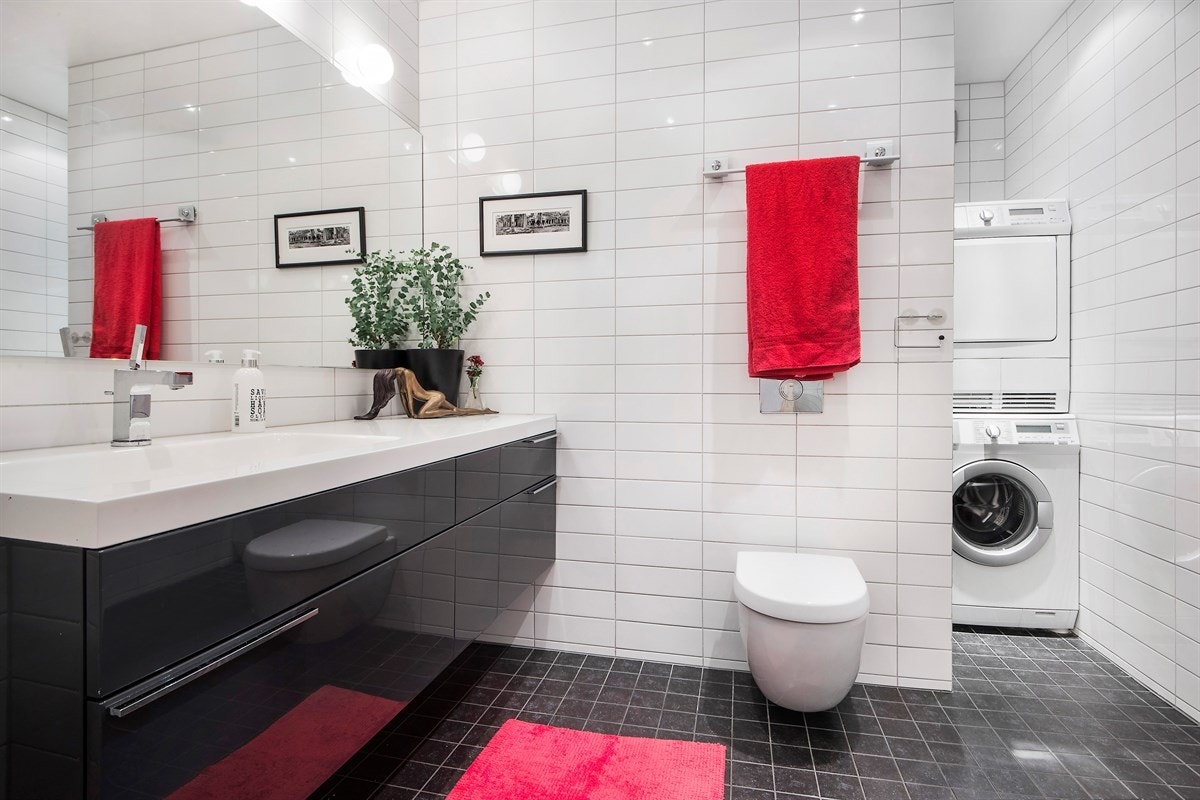 Flott og delikat bad fra 2007. God plass til både vaskemaskin og tørketrommel. Galleribilde