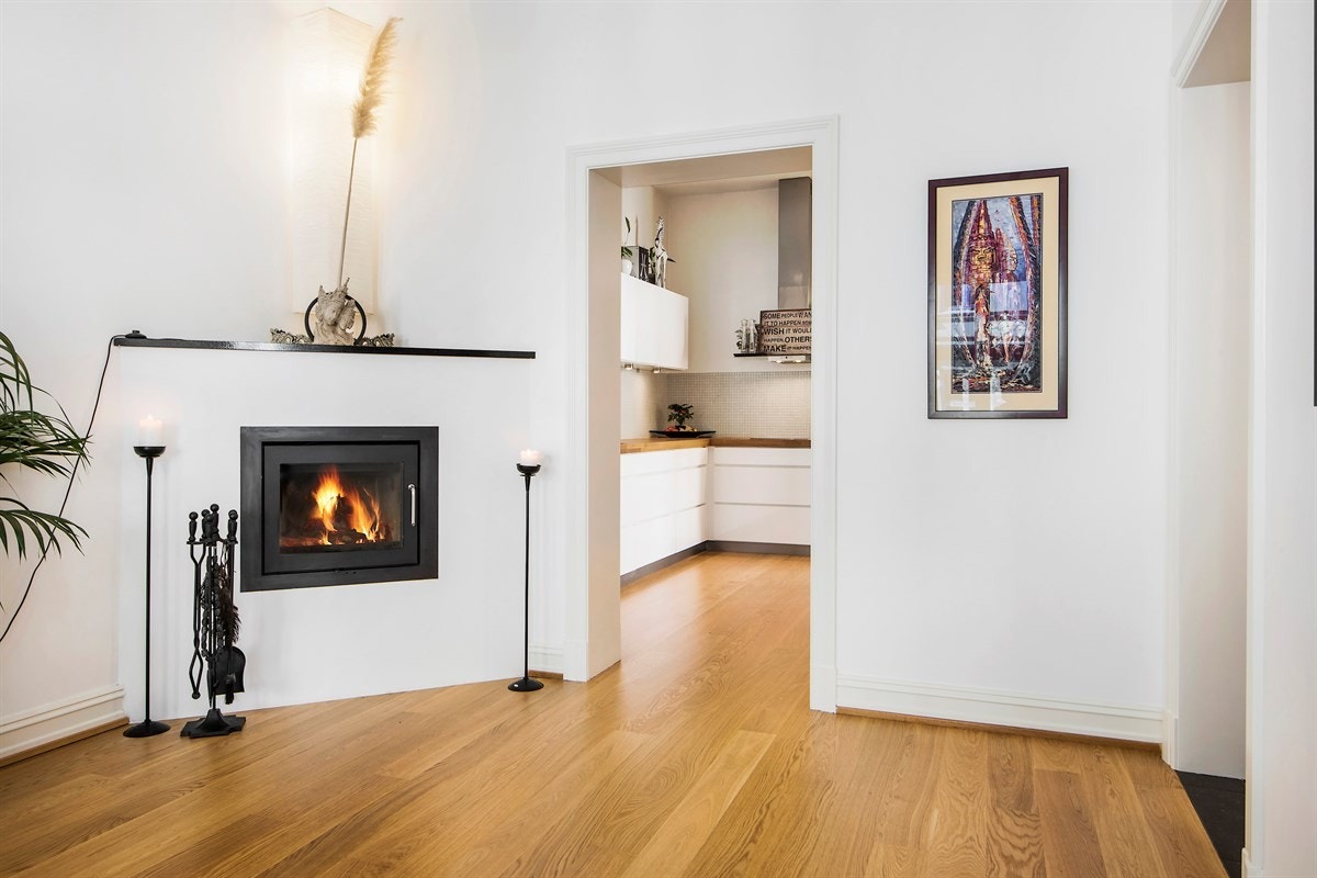 Moderne peis med pipeløp fra 2015. Galleribilde