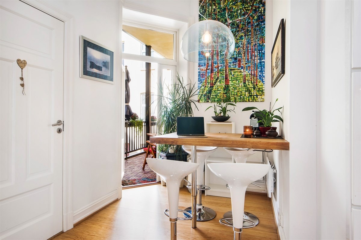 Fra kjøkkenet er det utgang til skjermet og solrik balkong. Galleribilde