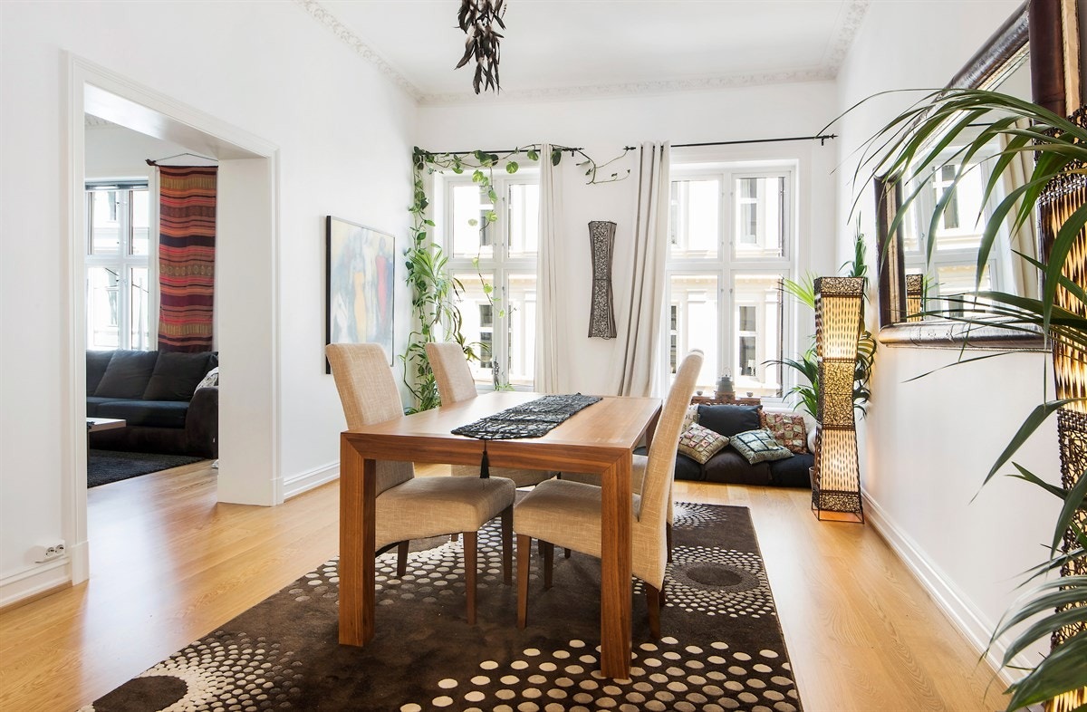 Spisestue med store vinduer, stukkatur, peis og en takhøyde på 333 cm. Galleribilde