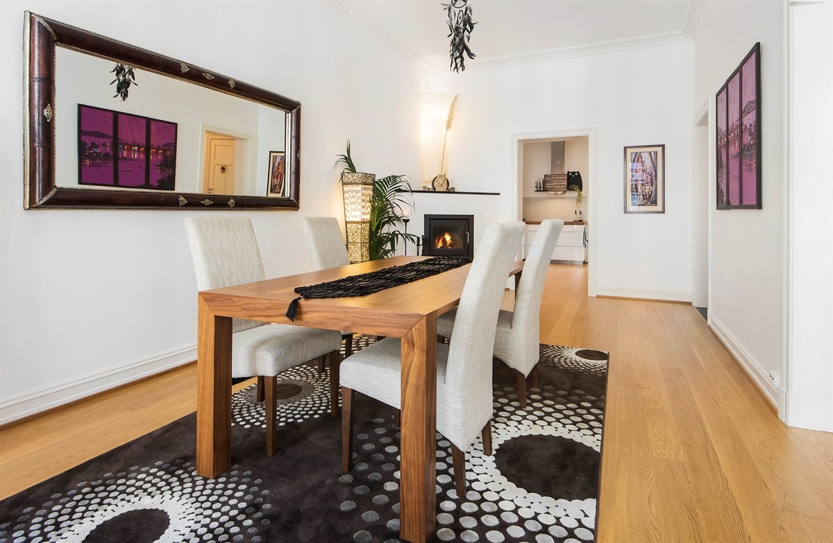 Spisestuen har en pen peis og ble nymalt i 2016. Galleribilde