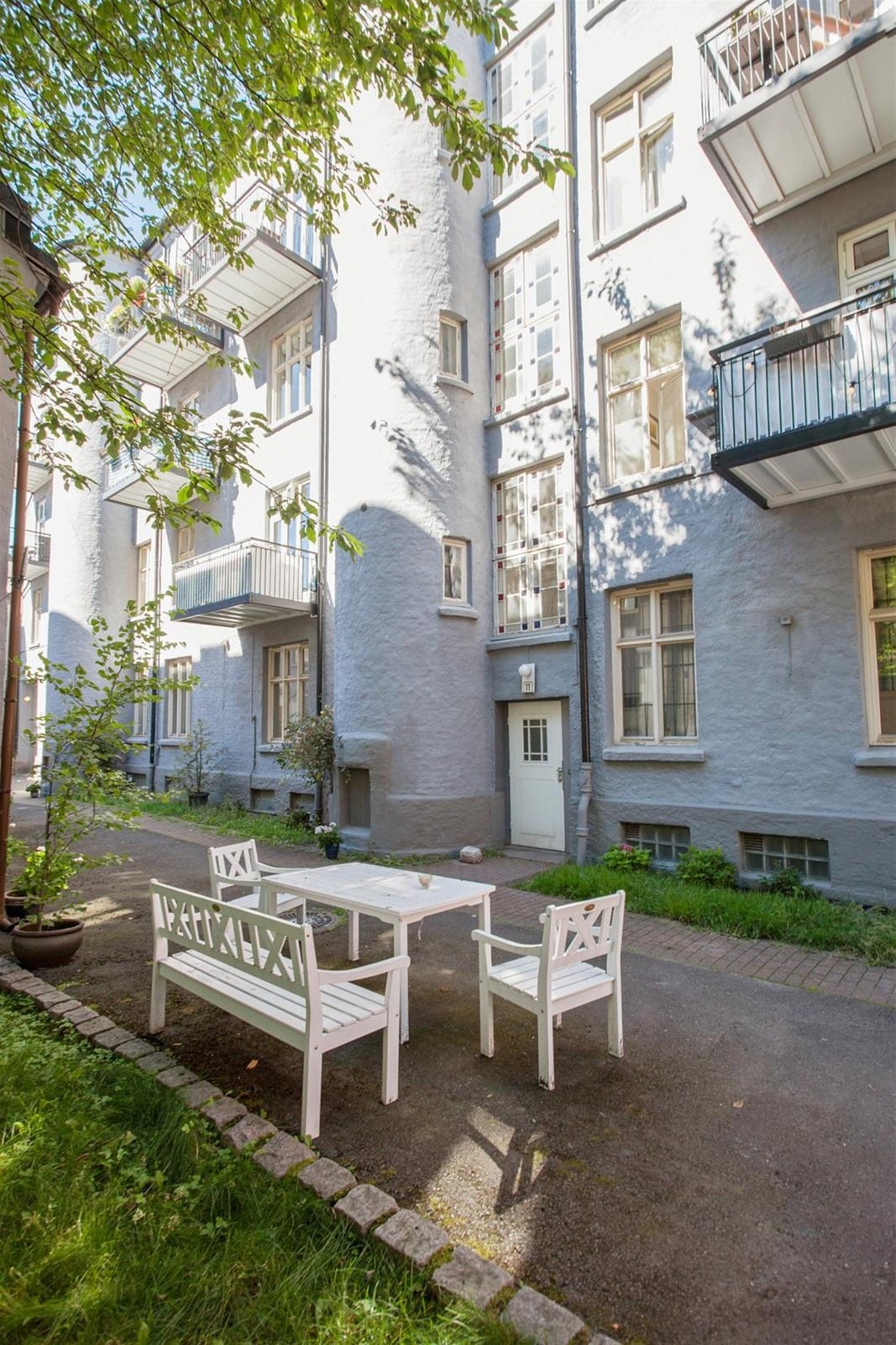 Koselig bakgård med sittegrupper og nytt sykkelskur | Leiligheten ligger rolig til i eiendommens 4. etg. | Velkommen på visning! Galleribilde