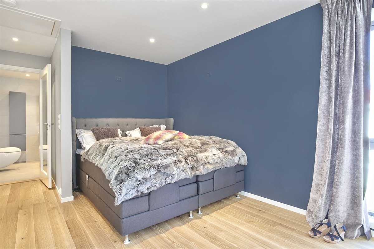 Hovedsoverommet er stort og har god garderobeløsning. Direkte inngang til bad Galleribilde