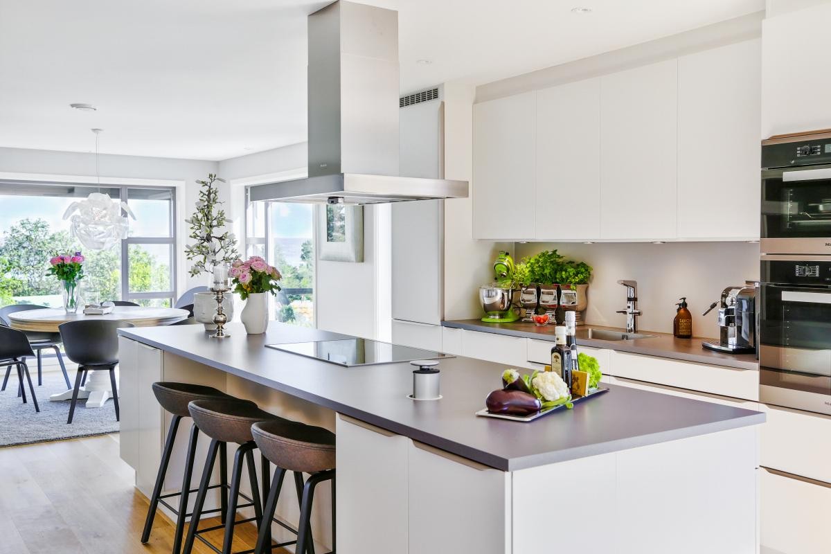 Åpen kjøkkenløsning med barløsning - Integrerte hvitevarer Galleribilde