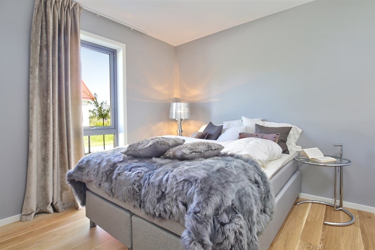 Soverom i 1.etasje med "walk in closet" Galleribilde