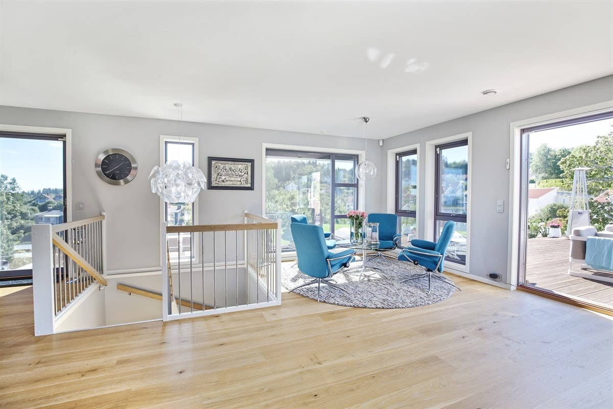 Salong - utgang til terrasse med elektrisk pergola Galleribilde