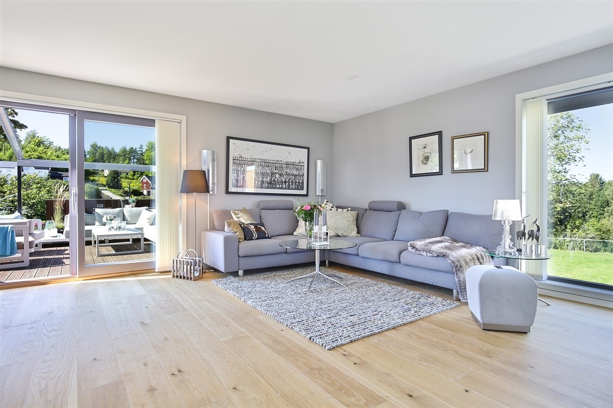 Stor stue med sstore vindusflater som gir godt med naturlig lys Galleribilde