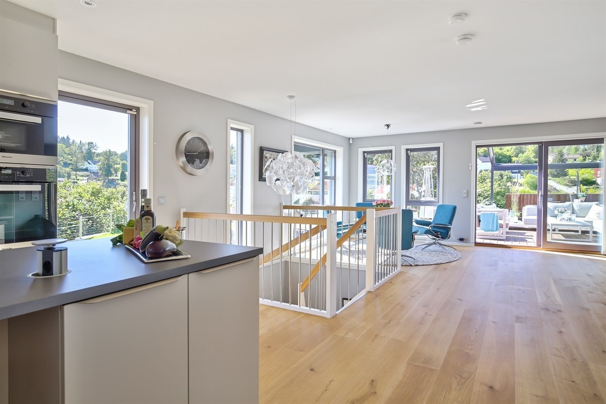 De aller fleste vinduene har elektrisk utvendig solskjerming Galleribilde