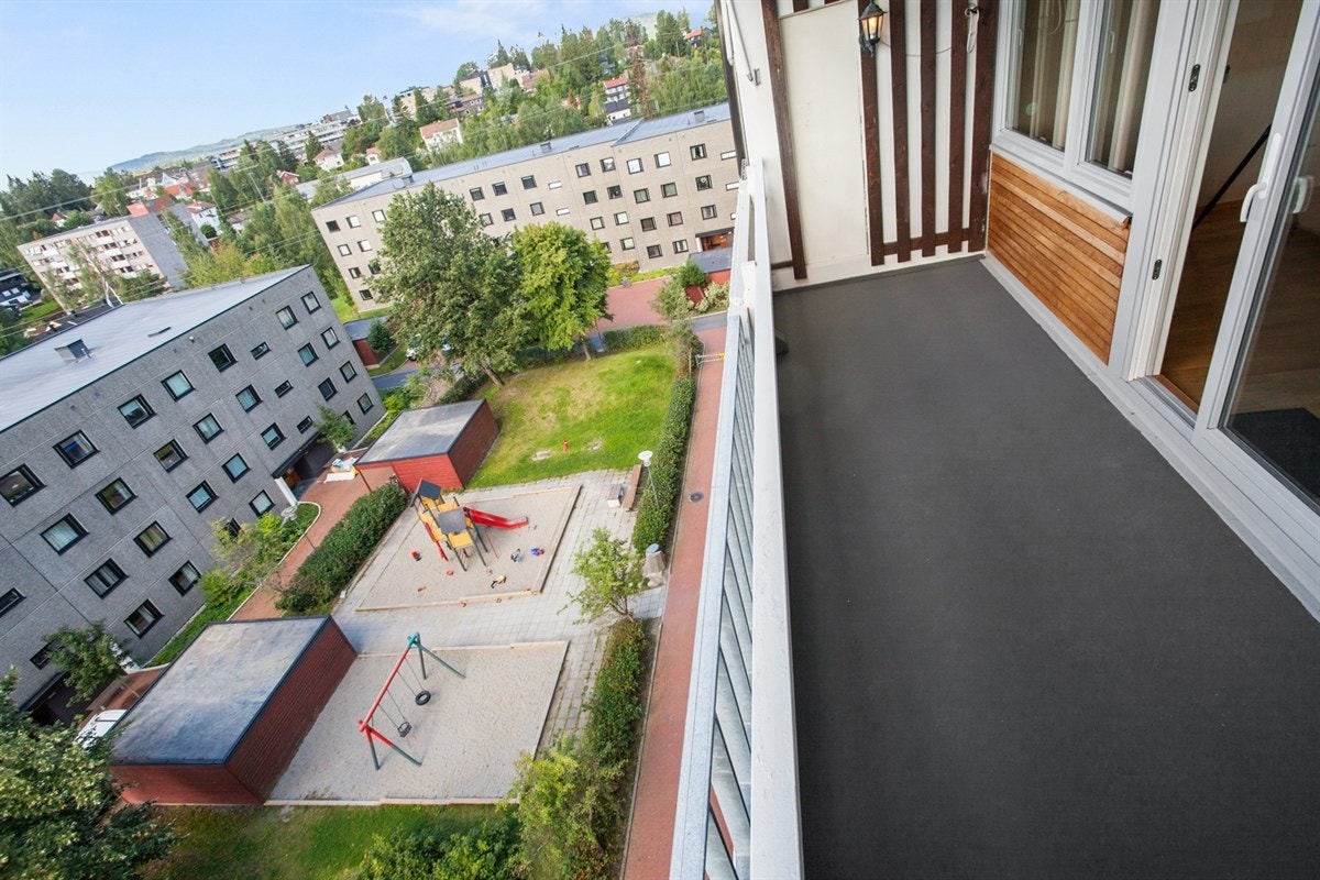 Balkong | God plass til utemøblement. Bruk av elektrisk grill er tillatt | Galleribilde