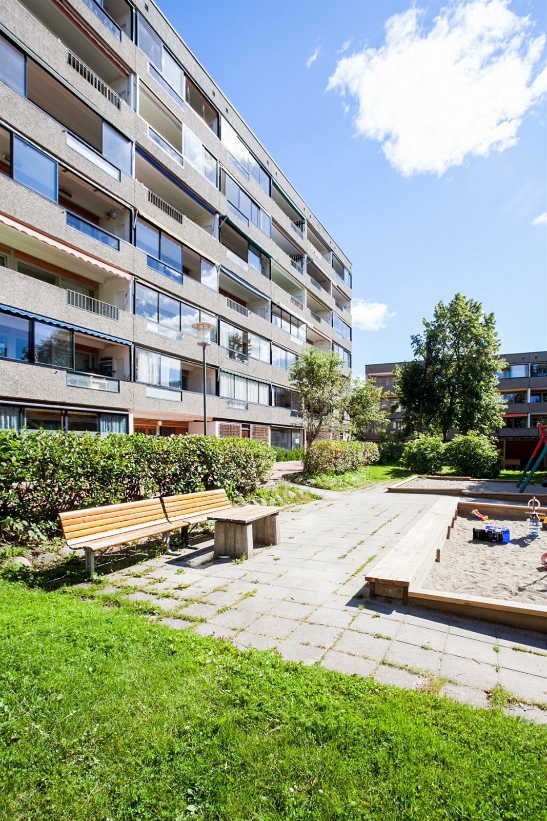 Fasade | Fine fasader og hyggelig uteområde rett utenfor blokken | Galleribilde