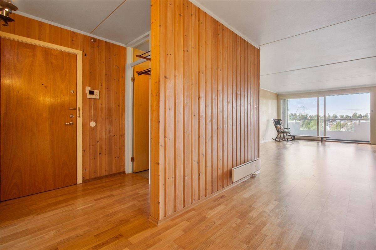 Entré | I tilknytning til entréen er det en stor bod med gode lagringsmuligheter | Galleribilde