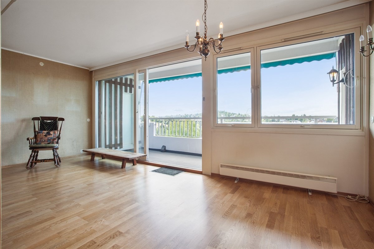 Stue | Store vindusflater i stuen slipper inn rikelig med naturlig lys | Galleribilde