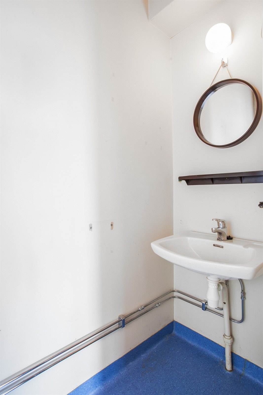 WC | Toalettrom i tilknytning til vaskerom/grovkjøkken med nyere toalett | Galleribilde