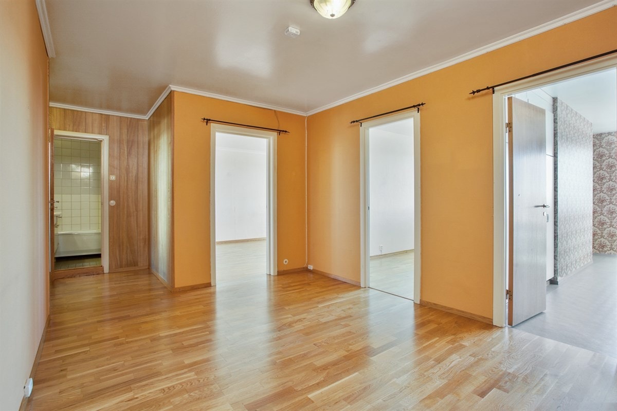 Entré | Romslig hall Galleribilde