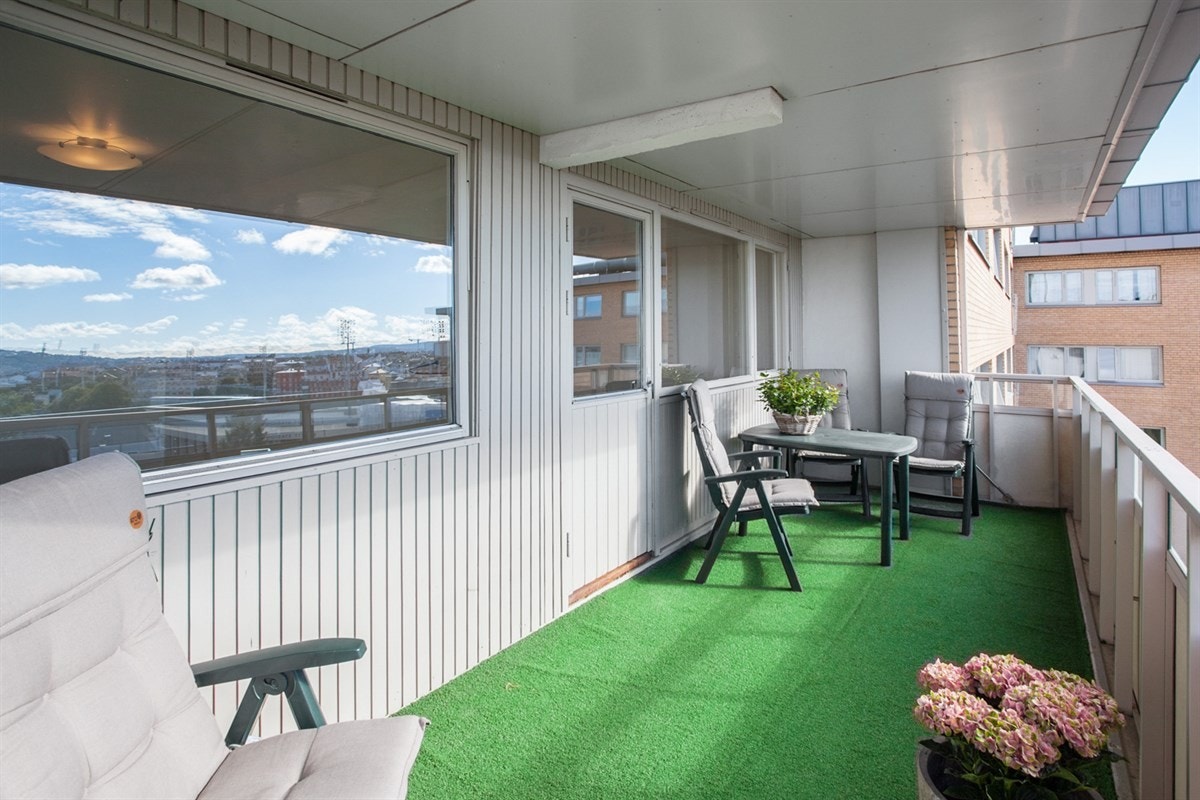 Balkong | God plass til utemøbler. Balkongen er på 13m² Galleribilde