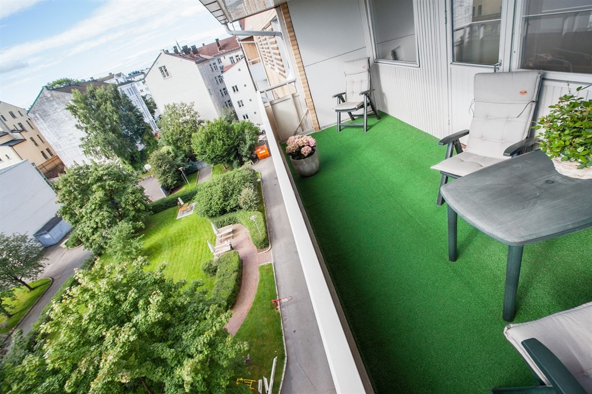 Balkong | Vender mot rolig bakgård Galleribilde
