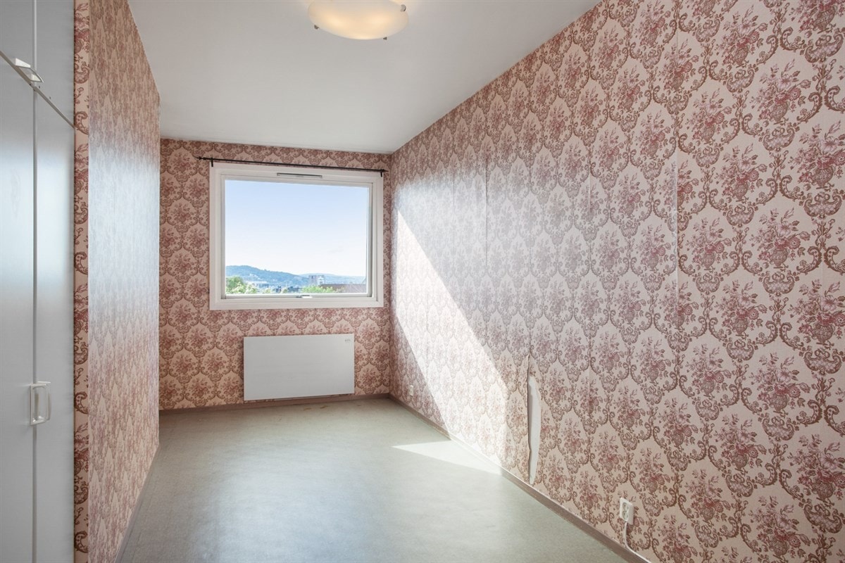 Soverom | Plass til seng. Innebygd garderobeskap.Vender mot bakgård. Galleribilde