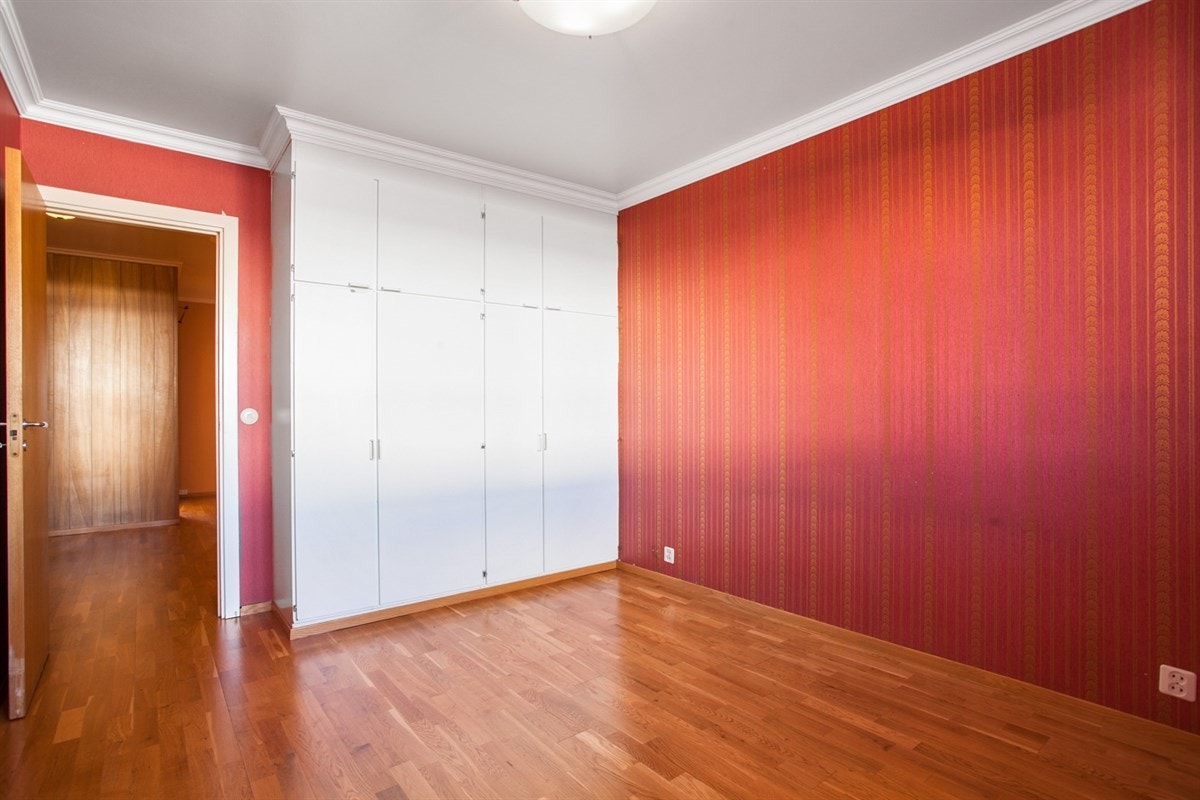 Soverom | Plass til dobbeltseng. Innebygget skap Galleribilde