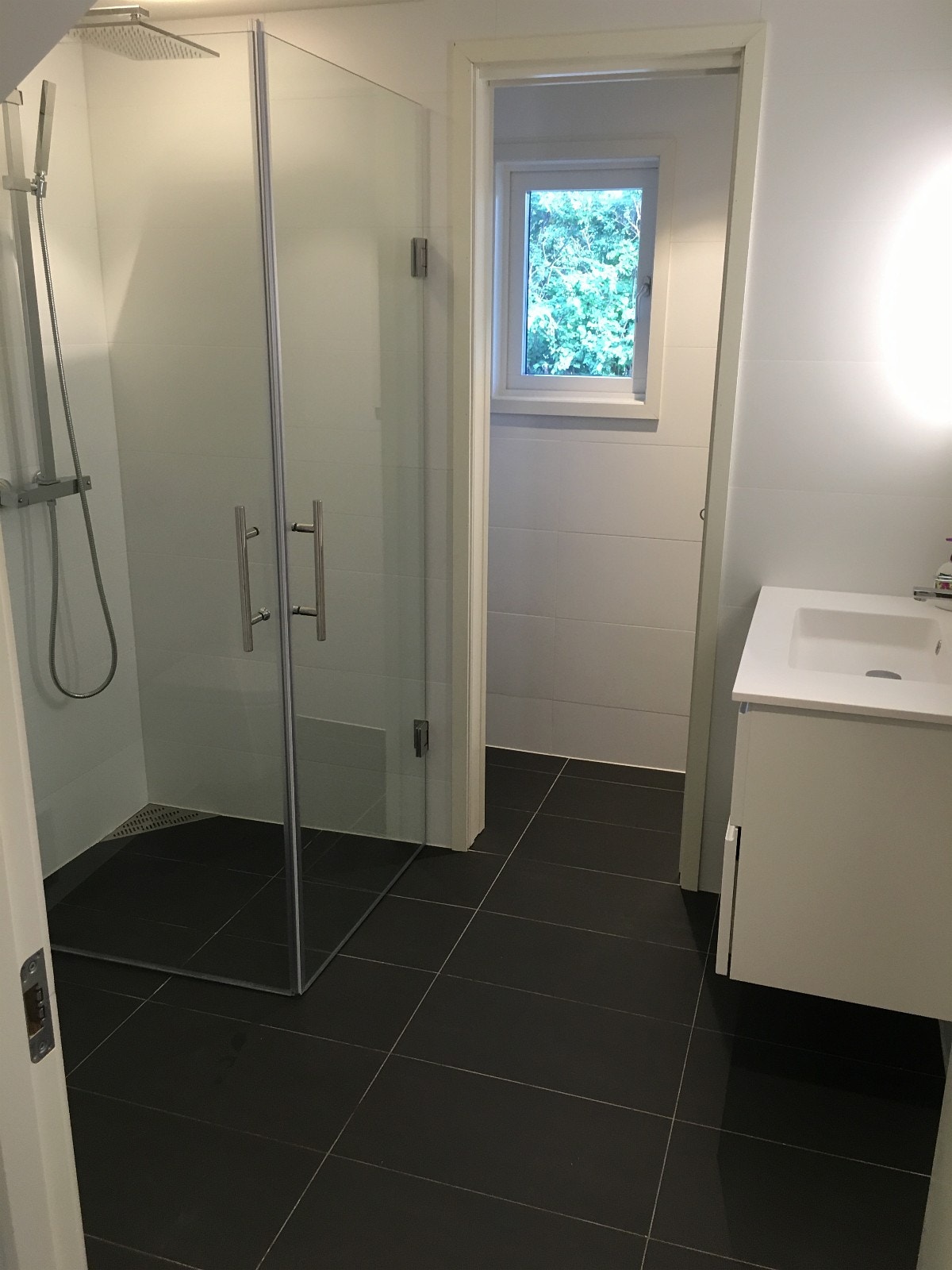 Innenfor bad er det vaskerom med opplegg for vaskemaskin og tørketrommel Galleribilde