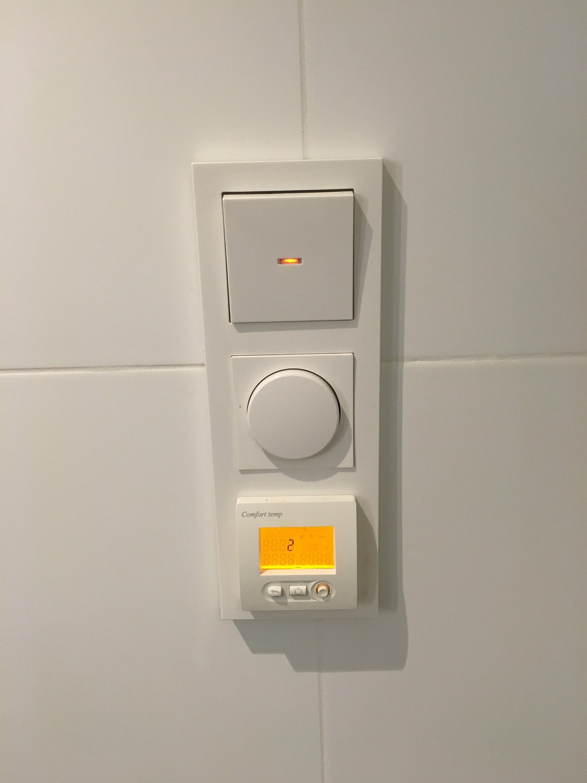Termostatstyrt gulvvarme og dimmere for taklys Galleribilde