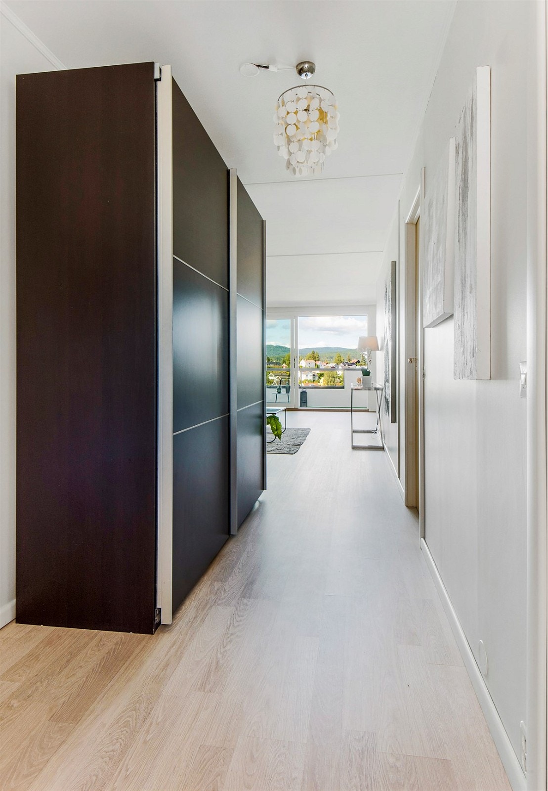 Gang med mye skapplass Galleribilde