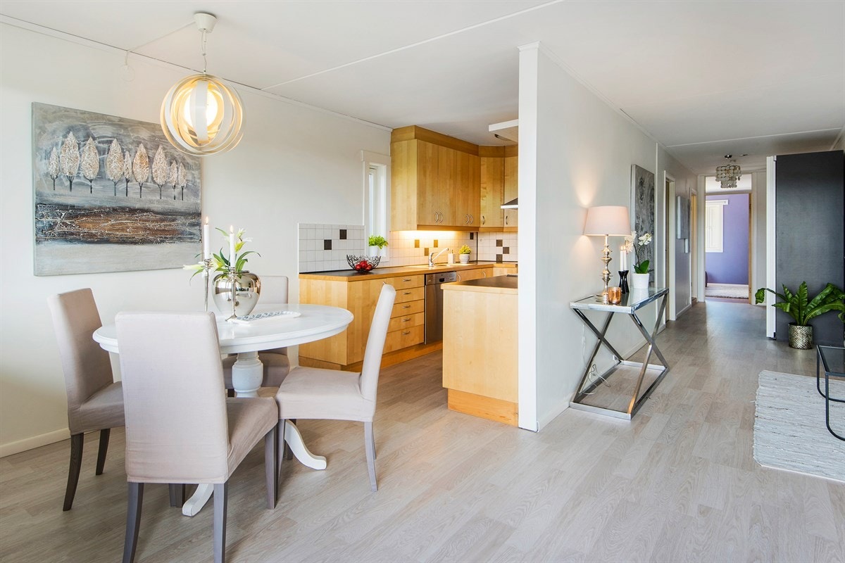 Stue med åpen kjøkkenløsning Galleribilde