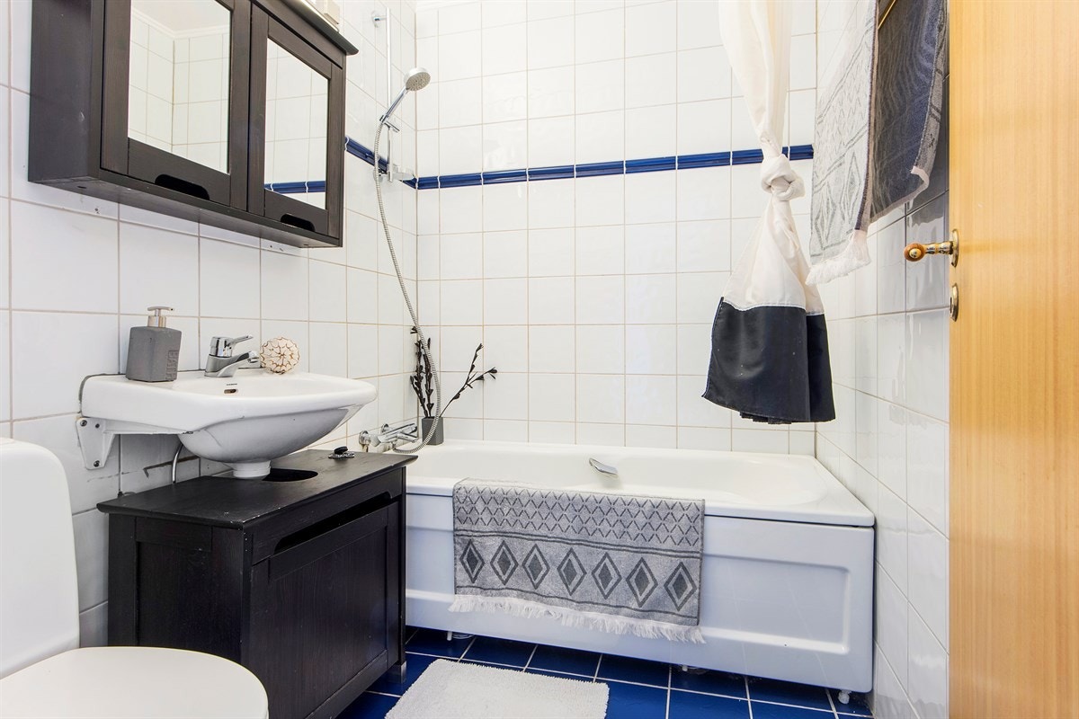 Bad med badekar, wc og servant Galleribilde