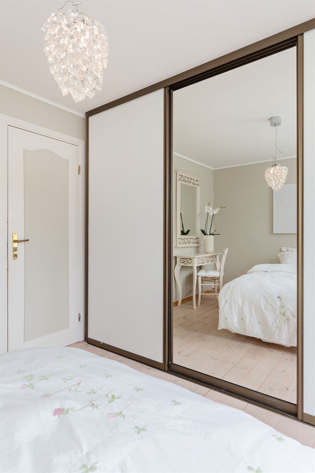 Det er montert en praktisk skyvedørsgarderobe med speil i vegg. Galleribilde