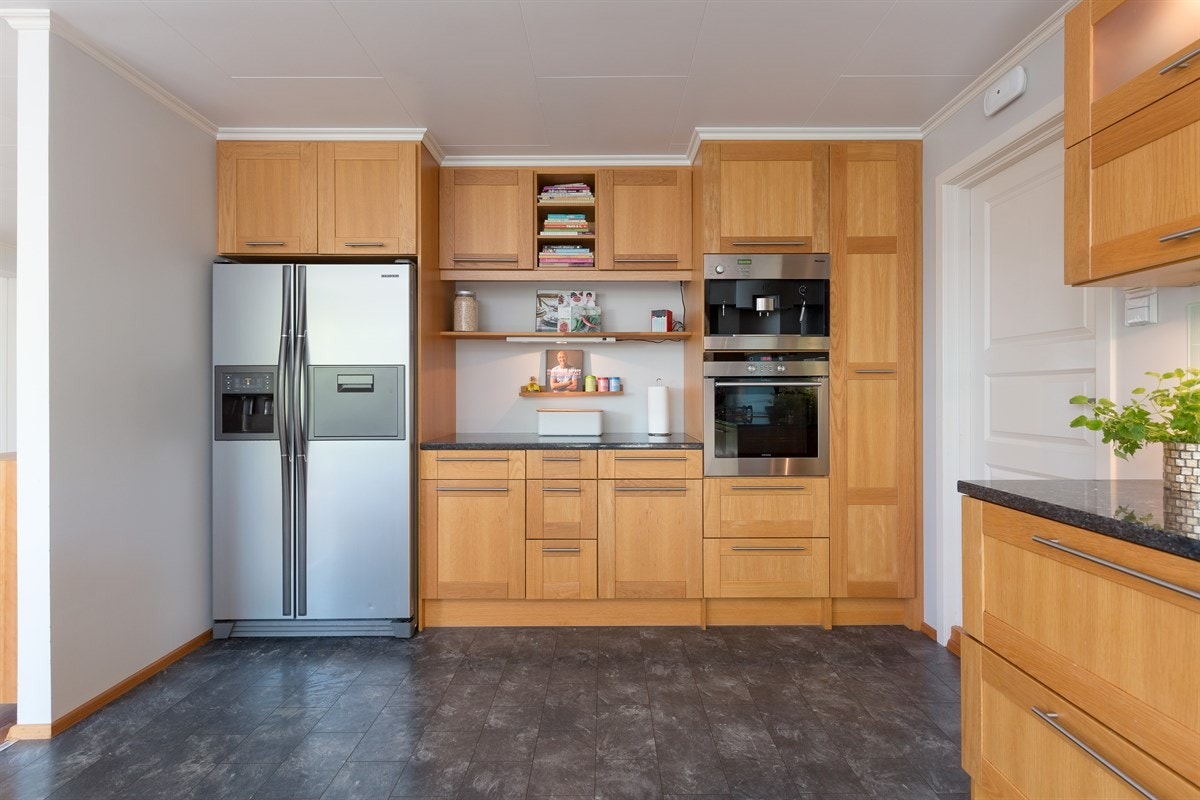 Frittstående side by side kjøl- og fryseskap, med vanntilførsel og isbitmaskin medfølger også boligen ved salget. Galleribilde