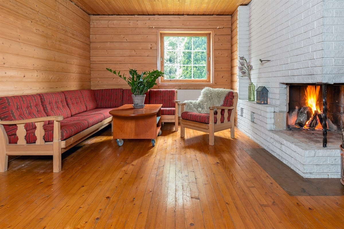 Koselig kjellerstue ved inngangspartiet Galleribilde