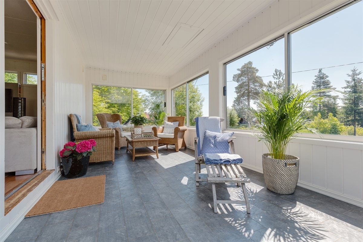 Utgang til stor solrik vinterhage på 18 kvm og nedgang til markterrasse og idyllisk hage. Galleribilde