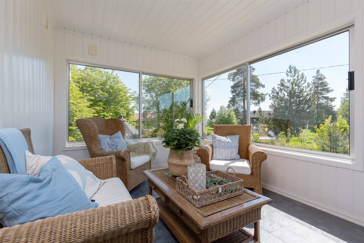 Vinterhagen har store vinduer og nydelig utsyn over hagen. Galleribilde