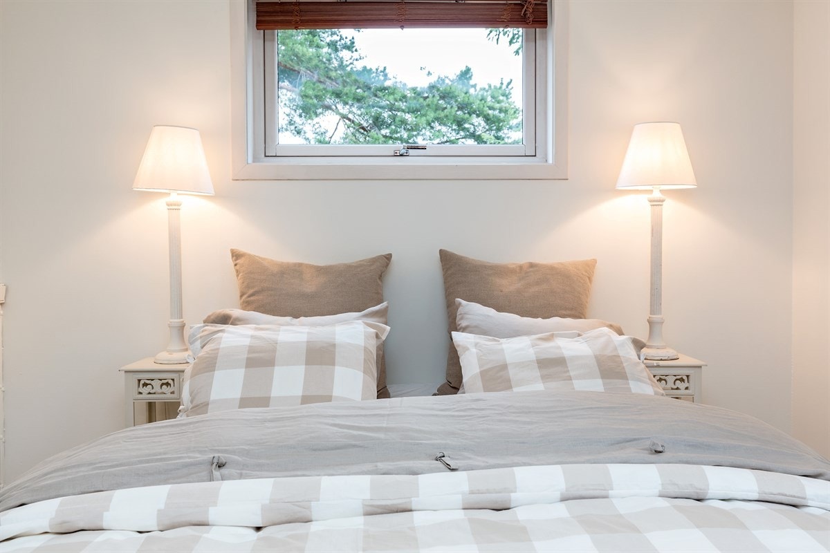 Store vinduer slipper inn godt med lys til rommet og det er utgang til egen solrik terrasse. Her kan man nyte herlig morgensol. Galleribilde