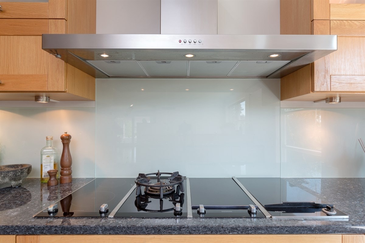 Det er satt inn tidsriktige gjennomsiktige glassfronter i sprutsonen mellom over og underskap, samt benkebelysning. Galleribilde