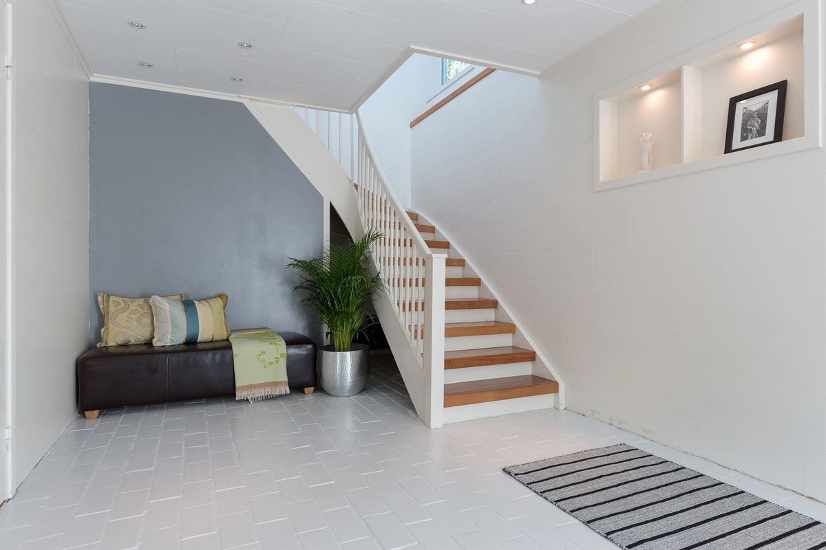 Det er lagt fliser på gulv med gulvvarme og lysmalte overflater. Himlingen er pent lyssatt med downlights. Galleribilde