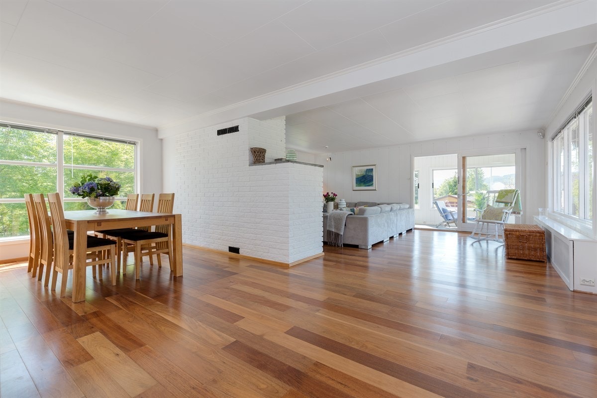 Det er lagt flott enstavs parkett i stue og lysmalt panel på vegger. I stuen er det god plass for sofaløsning med tilhørende møblement og spisestue. Galleribilde