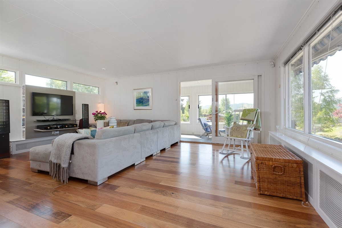 Stuen er svært innbydende i lyse og delikate farger. Åpen løsning mot kjøkkenet som gir en luftig romfølelse. Gode vindusflater fra gulv til tak slipper inn rikelig med lys. Galleribilde