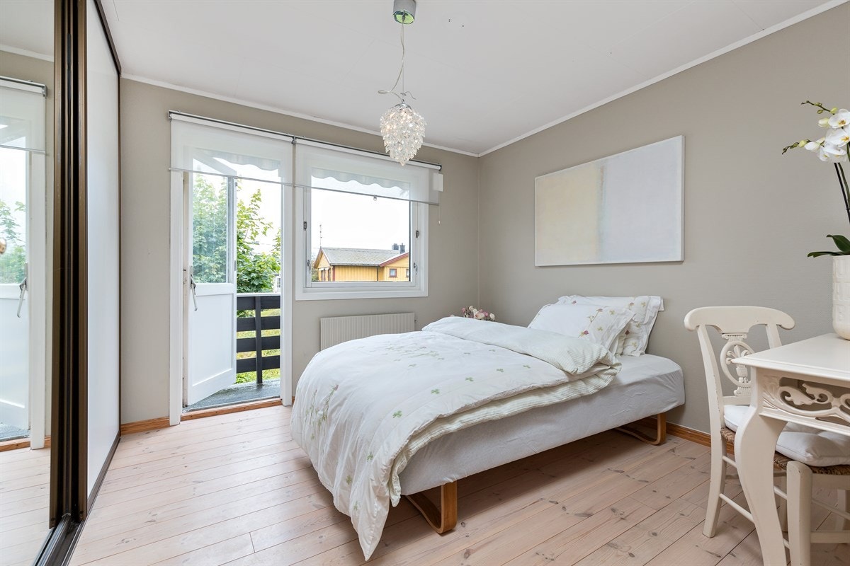 Soverom 4 er av god størrelse med god plass til dobbeltseng. Her er det malte overflater og heltre brede gulvbord. Galleribilde